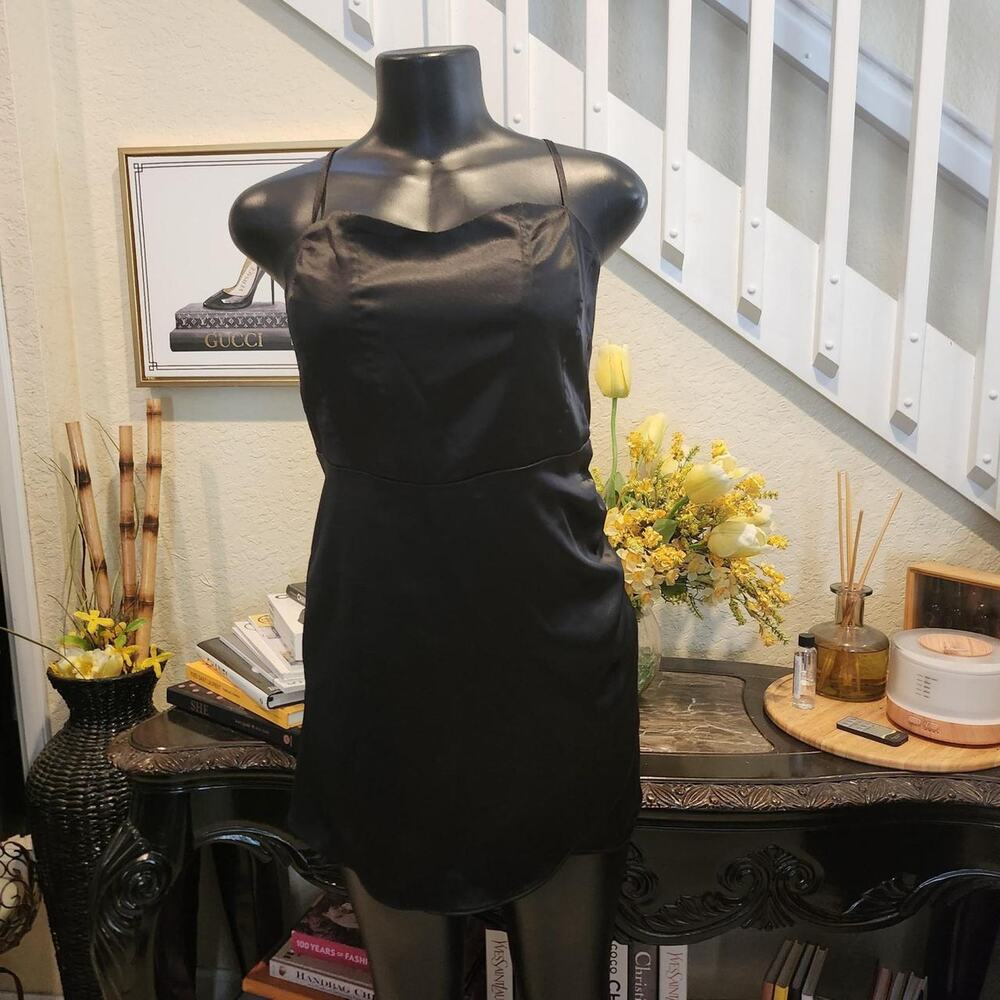 Elodie satin dress size M NEW